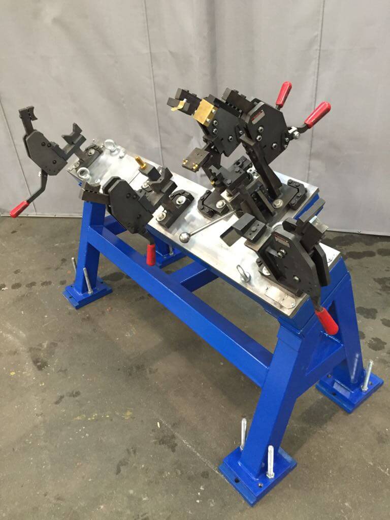 Стенд для приварки кронштейнов к траверсе