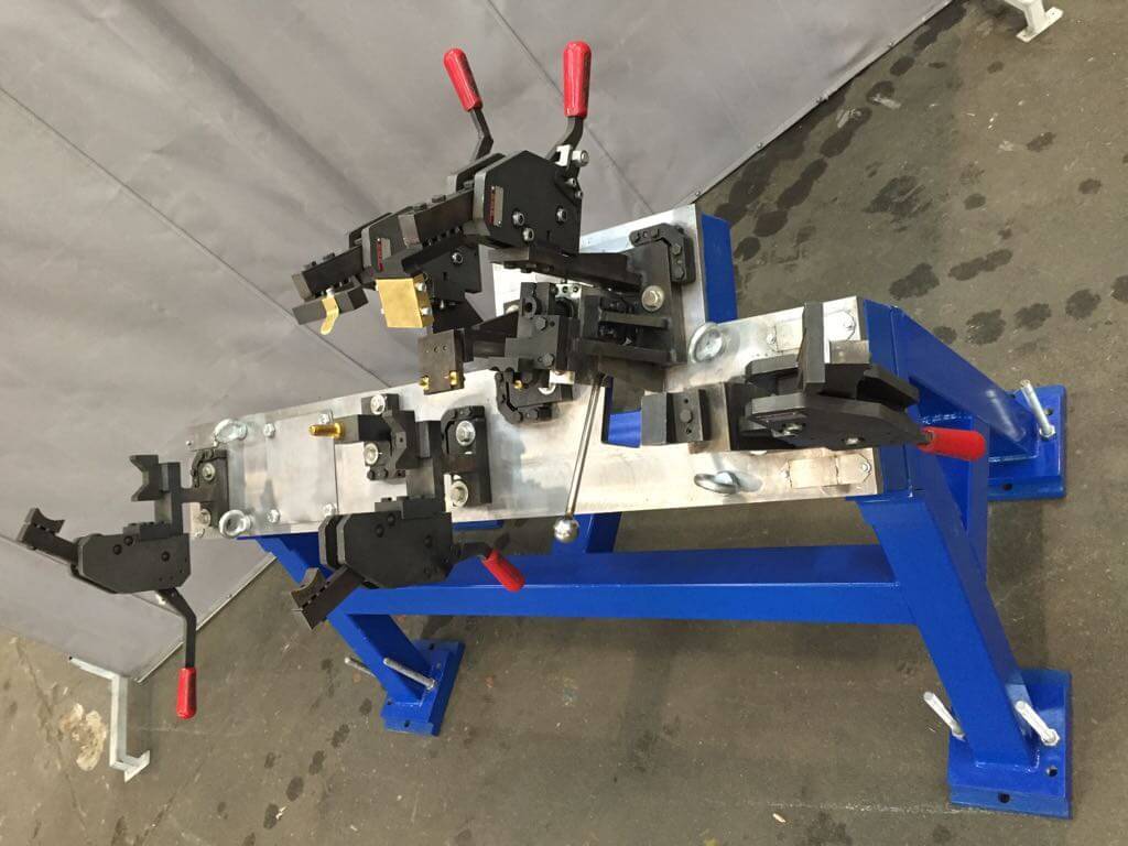 Стенд для приварки кронштейнов к траверсе