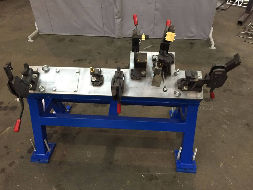 Стенд для приварки кронштейнов к траверсе