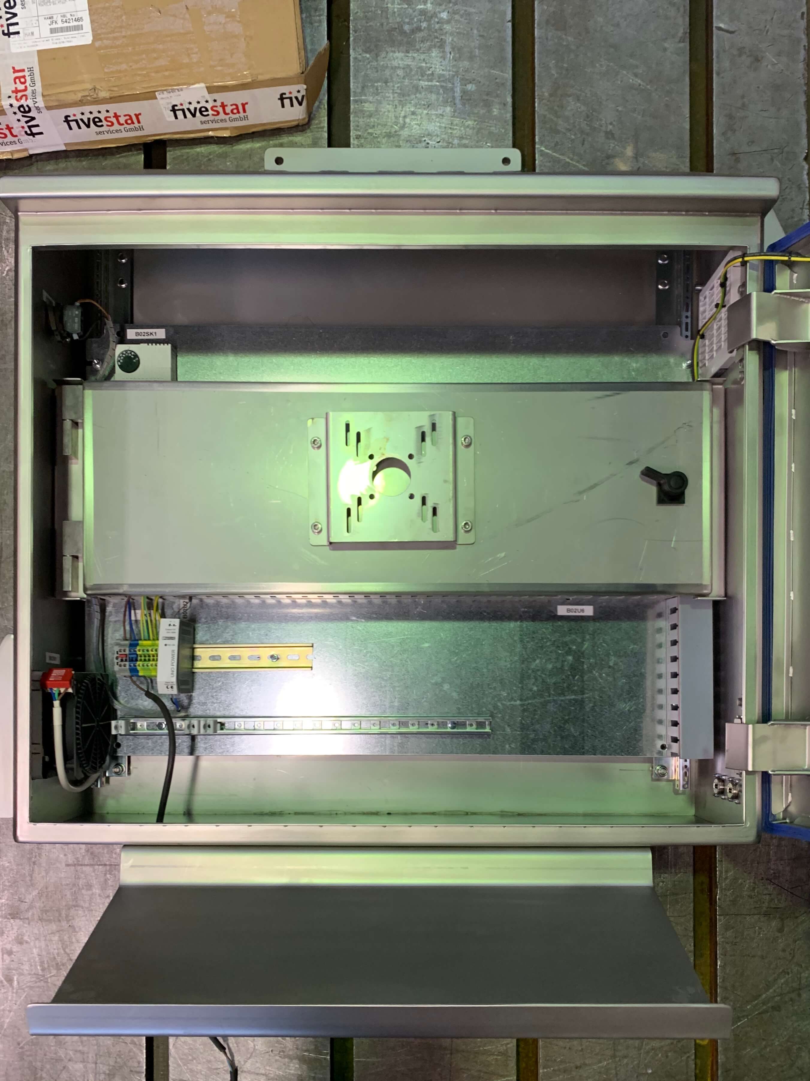 Герметичный шкаф для размещения монитора SCADA