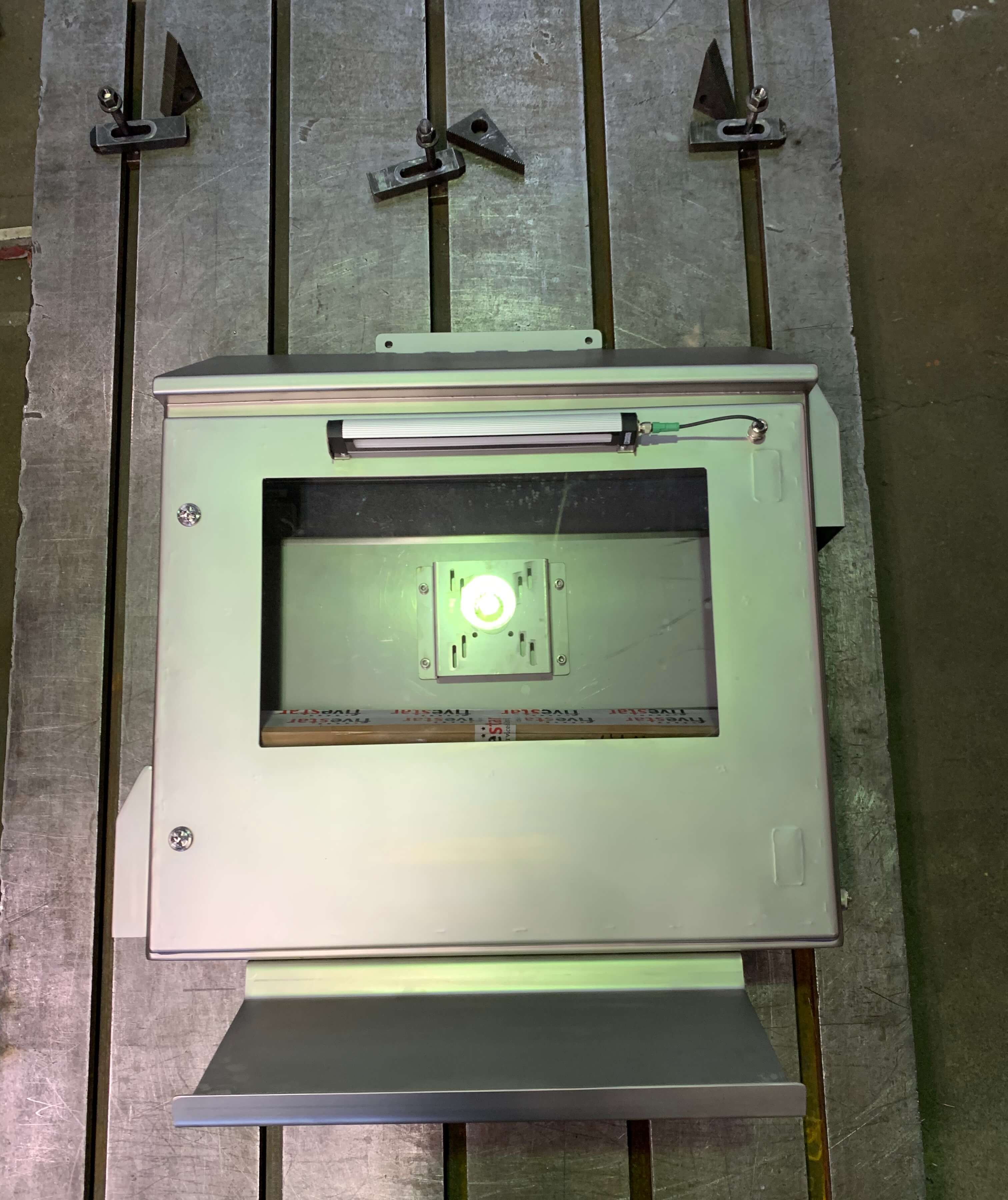 Герметичный шкаф для размещения монитора управления