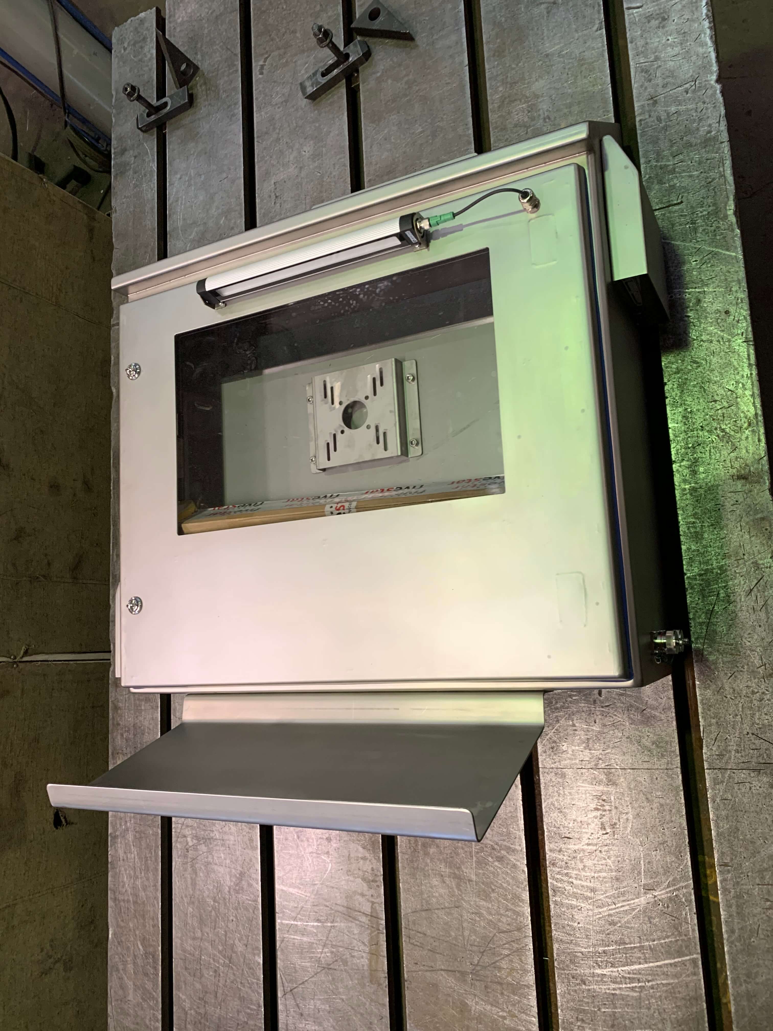 Герметичный шкаф для размещения монитора управления