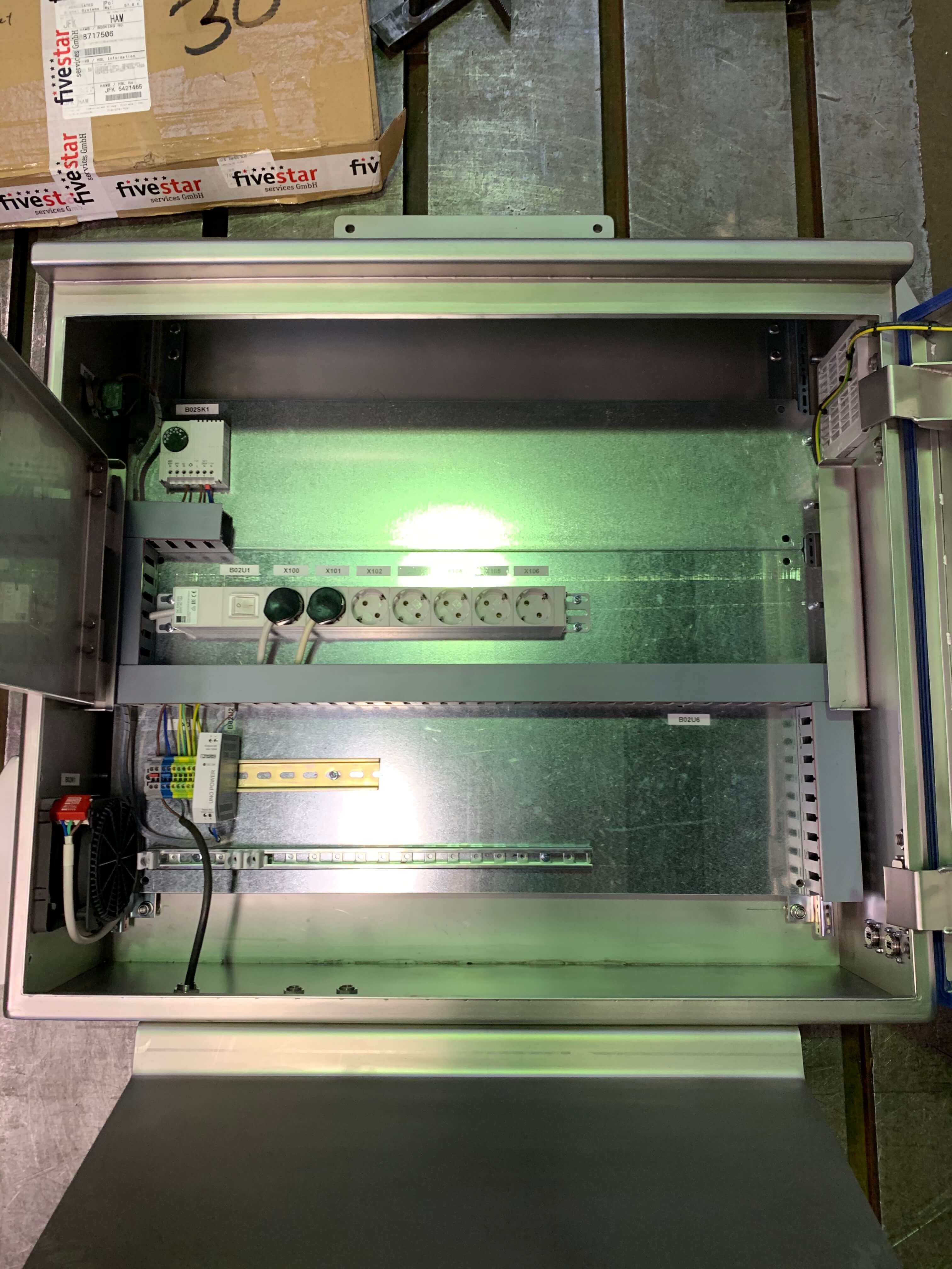 Герметичный шкаф для размещения монитора управления