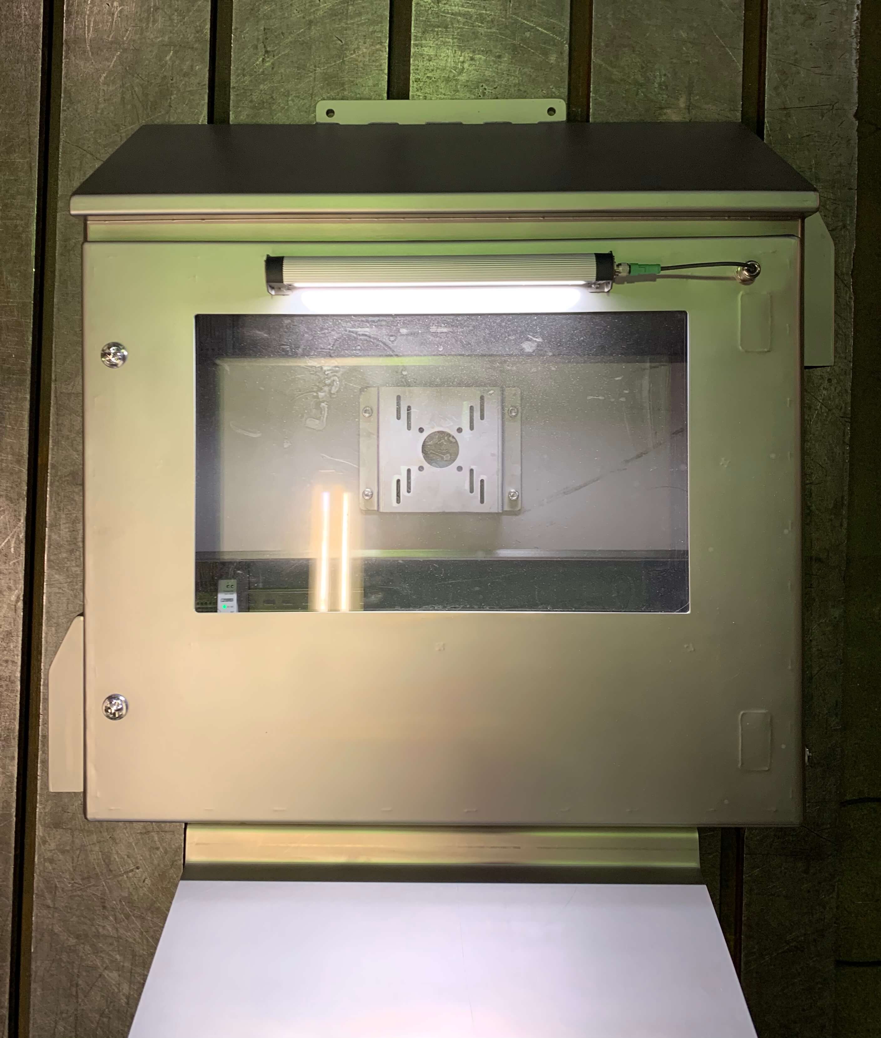 Герметичный шкаф для размещения монитора управления